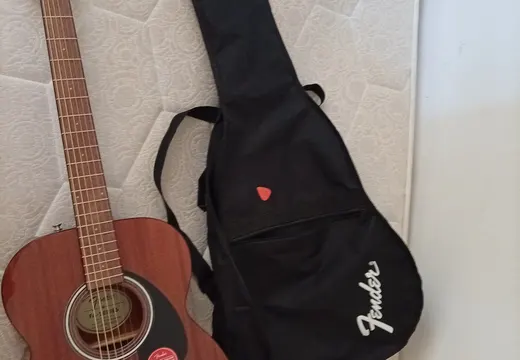 Fender A-135 akustik gitar