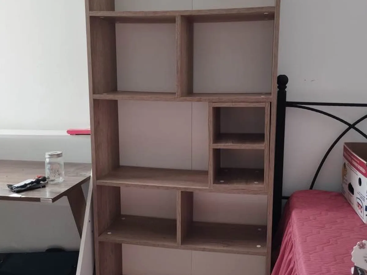 Kitaplık. (Taşınma amaçlı satılık) ucuza verilecektir