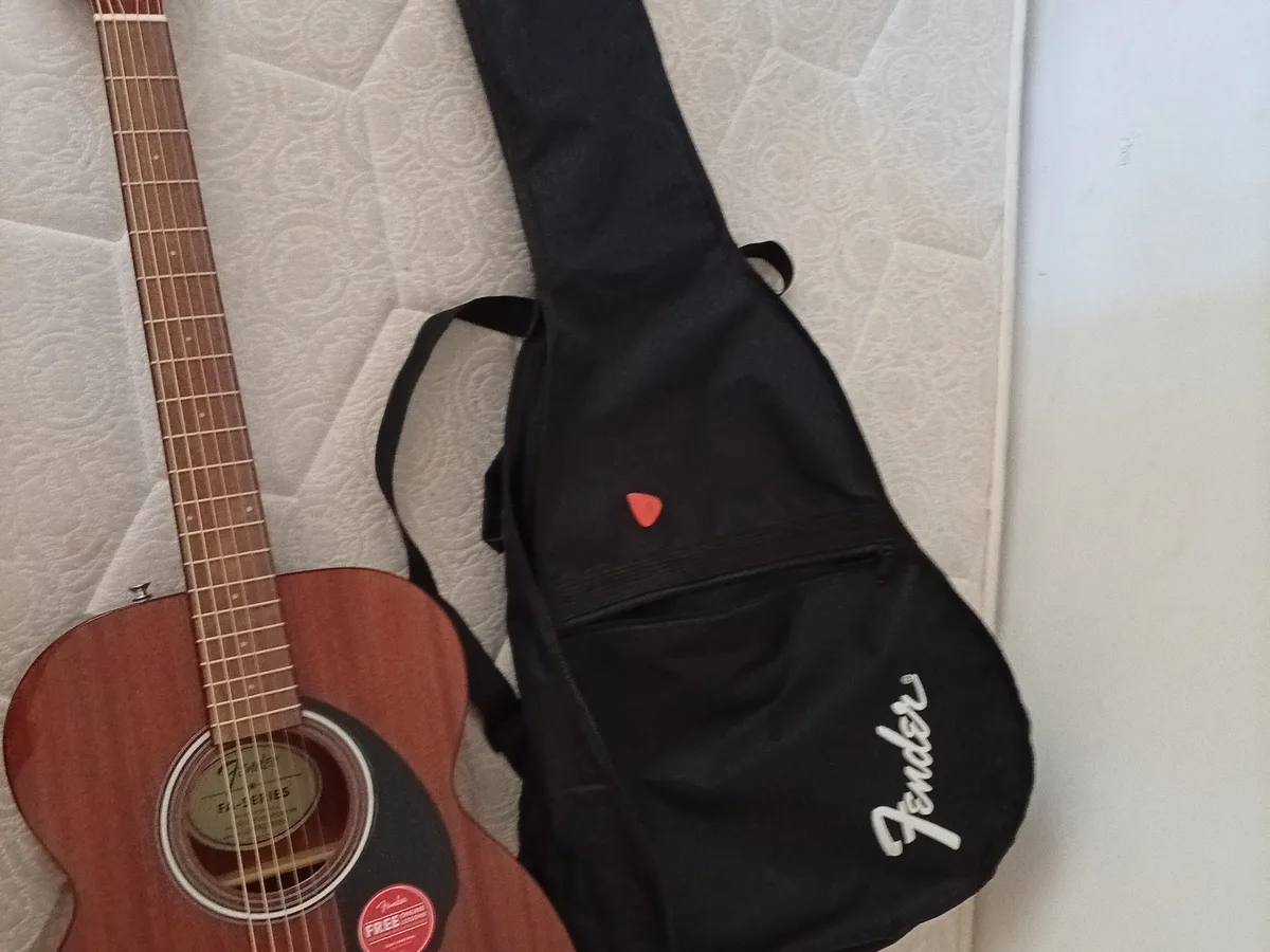 Fender A-135 akustik gitar